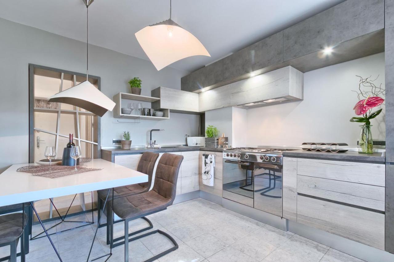 Modern Oasis Apartment Пула Екстер'єр фото